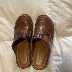 Leather clogs